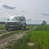 Ford Tourneo Courier 1.0 EB Active: Vizáž Defenderu, ovládání osobáku a prostor jako v dodávce
