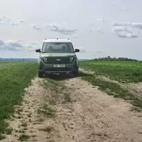 Ford Tourneo Courier 1.0 EB Active: Vizáž Defenderu, ovládání osobáku a prostor jako v dodávce