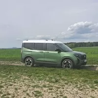 Ford Tourneo Courier 1.0 EB Active: Vizáž Defenderu, ovládání osobáku a prostor jako v dodávce