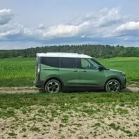 Ford Tourneo Courier 1.0 EB Active: Vizáž Defenderu, ovládání osobáku a prostor jako v dodávce