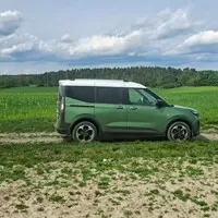 Ford Tourneo Courier 1.0 EB Active: Vizáž Defenderu, ovládání osobáku a prostor jako v dodávce