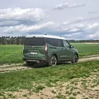 Ford Tourneo Courier 1.0 EB Active: Vizáž Defenderu, ovládání osobáku a prostor jako v dodávce