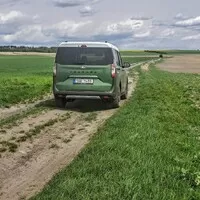 Ford Tourneo Courier 1.0 EB Active: Vizáž Defenderu, ovládání osobáku a prostor jako v dodávce