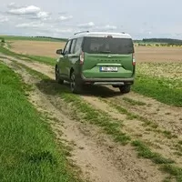Ford Tourneo Courier 1.0 EB Active: Vizáž Defenderu, ovládání osobáku a prostor jako v dodávce