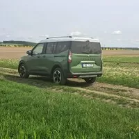 Ford Tourneo Courier 1.0 EB Active: Vizáž Defenderu, ovládání osobáku a prostor jako v dodávce