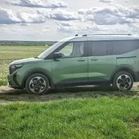 Ford Tourneo Courier 1.0 EB Active: Vizáž Defenderu, ovládání osobáku a prostor jako v dodávce