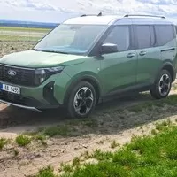 Ford Tourneo Courier 1.0 EB Active: Vizáž Defenderu, ovládání osobáku a prostor jako v dodávce