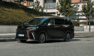 Recenze & testy: Lexus LM 350h Luxury VIP: Soukromý tryskáč na čtyřech kolech