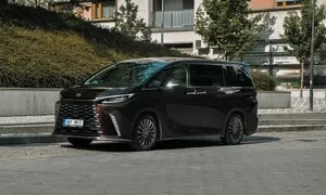 Recenze & testy: Lexus LM 350h Luxury VIP: Soukromý tryskáč na čtyřech kolech