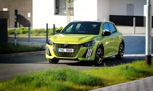 Recenze & testy: Peugeot 208 Hybrid 100 e-DCS6: Auto je to dobré, ale pohon potřebuje doladit