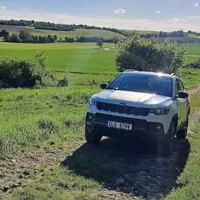 Jeep Compass 4xe Trailhawk je skvělé terénní SUV, dokud ho nezapomenete nabít