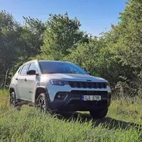 Jeep Compass 4xe Trailhawk je skvělé terénní SUV, dokud ho nezapomenete nabít