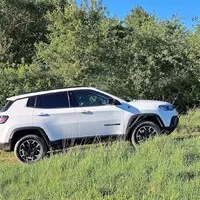 Jeep Compass 4xe Trailhawk je skvělé terénní SUV, dokud ho nezapomenete nabít