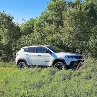 Jeep Compass 4xe Trailhawk je skvělé terénní SUV, dokud ho nezapomenete nabít