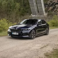 BMW i5 M60: Elektrická variace na M5 nastavuje laťku proklatě vysoko