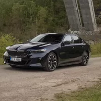 BMW i5 M60: Elektrická variace na M5 nastavuje laťku proklatě vysoko