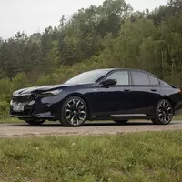 BMW i5 M60: Elektrická variace na M5 nastavuje laťku proklatě vysoko