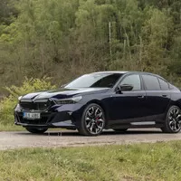BMW i5 M60: Elektrická variace na M5 nastavuje laťku proklatě vysoko