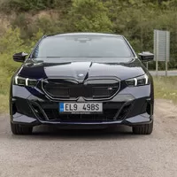 BMW i5 M60: Elektrická variace na M5 nastavuje laťku proklatě vysoko