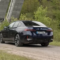 BMW i5 M60: Elektrická variace na M5 nastavuje laťku proklatě vysoko