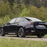 BMW i5 M60: Elektrická variace na M5 nastavuje laťku proklatě vysoko