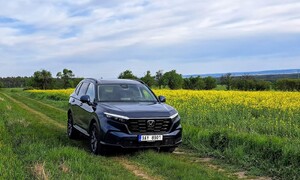 Recenze & testy: Honda CR-V HEV: Skvělý podvozek, odladěný hybrid a spousta místa. 