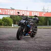 BMW M1000R: Finální boss