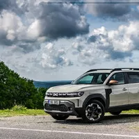 Dacia Duster na prvních jízdách. Přibyl hybrid, skvělý poměr „value for money“ zůstává