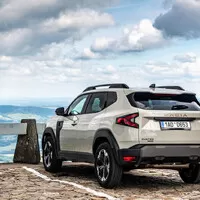 Dacia Duster na prvních jízdách. Přibyl hybrid, skvělý poměr „value for money“ zůstává