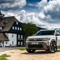 Dacia Duster na prvních jízdách. Přibyl hybrid, skvělý poměr „value for money“ zůstává
