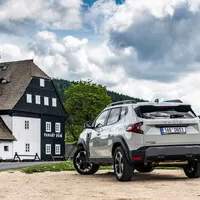 Dacia Duster na prvních jízdách. Přibyl hybrid, skvělý poměr „value for money“ zůstává