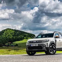 Dacia Duster na prvních jízdách. Přibyl hybrid, skvělý poměr „value for money“ zůstává