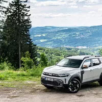 Dacia Duster na prvních jízdách. Přibyl hybrid, skvělý poměr „value for money“ zůstává