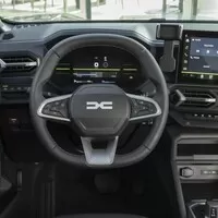Dacia Duster na prvních jízdách. Přibyl hybrid, skvělý poměr „value for money“ zůstává