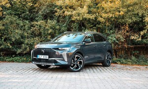 Recenze & testy: DS 7 Antoine de Saint Exupéry E-Tense 225: Módní doplněk s krásnými detaily