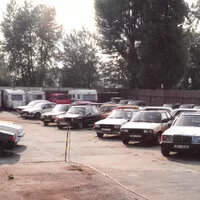 Dobový obrázek autobazaru pod Libeňským mostem