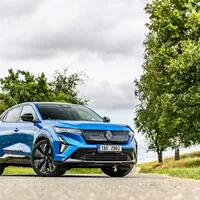 Auto, které klame tělem. Svezli jsme se Renaultem Rafale, novým vrcholem francouzské značky