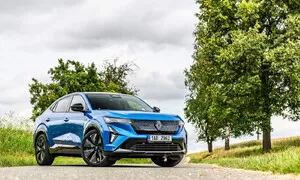 Novinky: Auto, které klame tělem. Svezli jsme se Renaultem Rafale, novým vrcholem francouzské značky