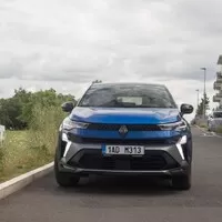 Renault Captur E-Tech full hybrid: Šmrncovní, skvěle vybavené auto s jedinou mouchou