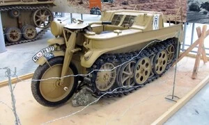 Historie, V jedné stopě: Kettenkrad: Jak skloubit obratnost tanku s pocitem bezpečí z jízdy na motorce?