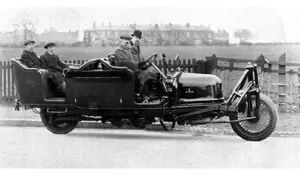Historie: Auto má 4 kola? Ale vždyť i 3 jsou zbytečně moc. Vozu s gyroskopem stačí dvě!