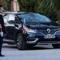 Emmanuel Macron a jeho Renault Espace, zdroj: Valeurs Actuelles