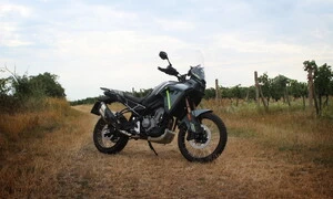 V jedné stopě: ​CF Moto 450 MT: Malý dobrodruh s velkým srdcem