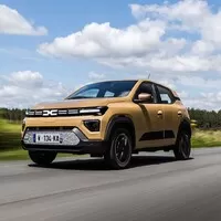 Dacia Spring v novém: Nejlevnější elektromobil na trhu má šmrncovní vizáž a umí uvařit kafe
