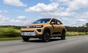 Dacia Spring v novém: Nejlevnější elektromobil na trhu má šmrncovní vizáž a umí uvařit kafe