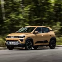 Dacia Spring v novém: Nejlevnější elektromobil na trhu má šmrncovní vizáž a umí uvařit kafe