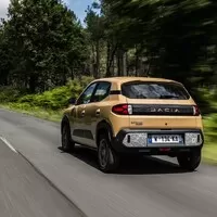 Dacia Spring v novém: Nejlevnější elektromobil na trhu má šmrncovní vizáž a umí uvařit kafe