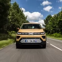 Dacia Spring v novém: Nejlevnější elektromobil na trhu má šmrncovní vizáž a umí uvařit kafe