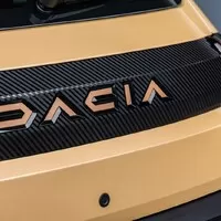 Dacia Spring v novém: Nejlevnější elektromobil na trhu má šmrncovní vizáž a umí uvařit kafe