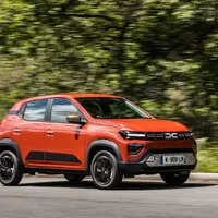 Dacia Spring v novém: Nejlevnější elektromobil na trhu má šmrncovní vizáž a umí uvařit kafe